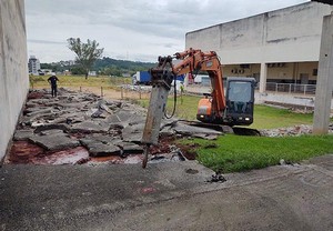 demolição de piso de concreto