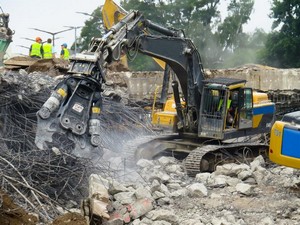 demolição mecanizada de concreto armado